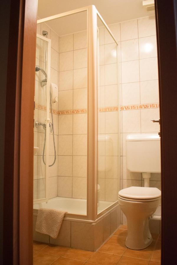 P4W Hotel Residence Сомбатели Екстериор снимка
