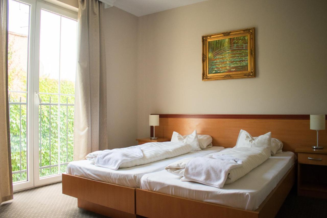 P4W Hotel Residence Сомбатели Екстериор снимка