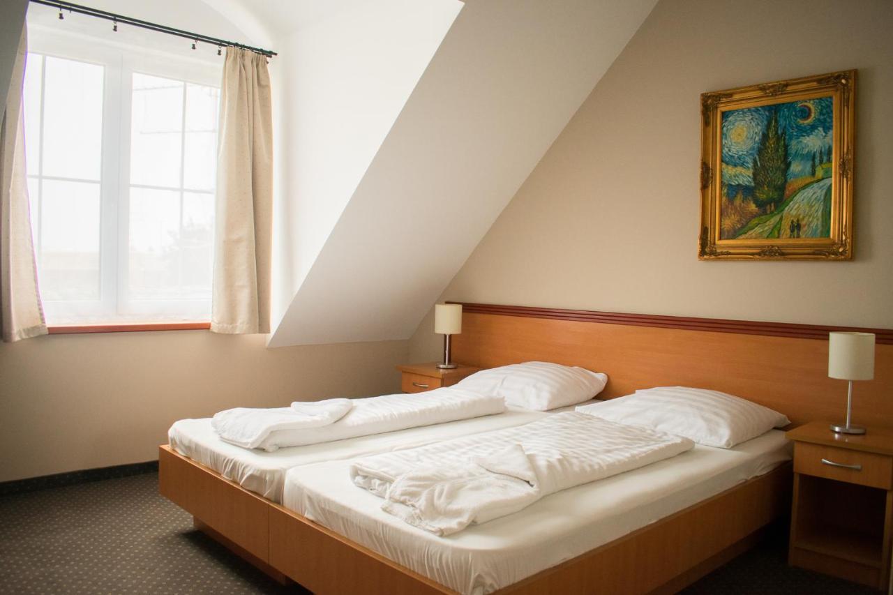 P4W Hotel Residence Сомбатели Екстериор снимка