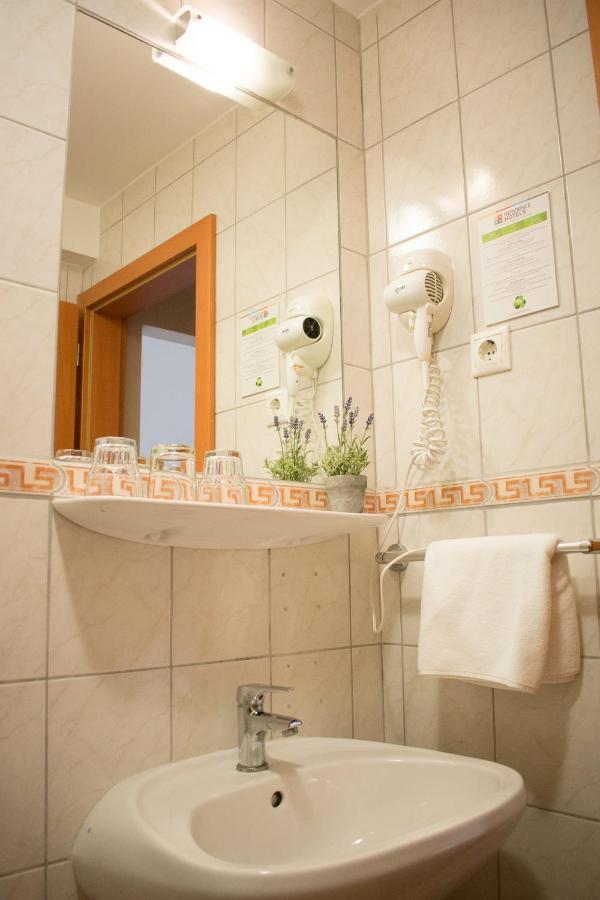 P4W Hotel Residence Сомбатели Екстериор снимка