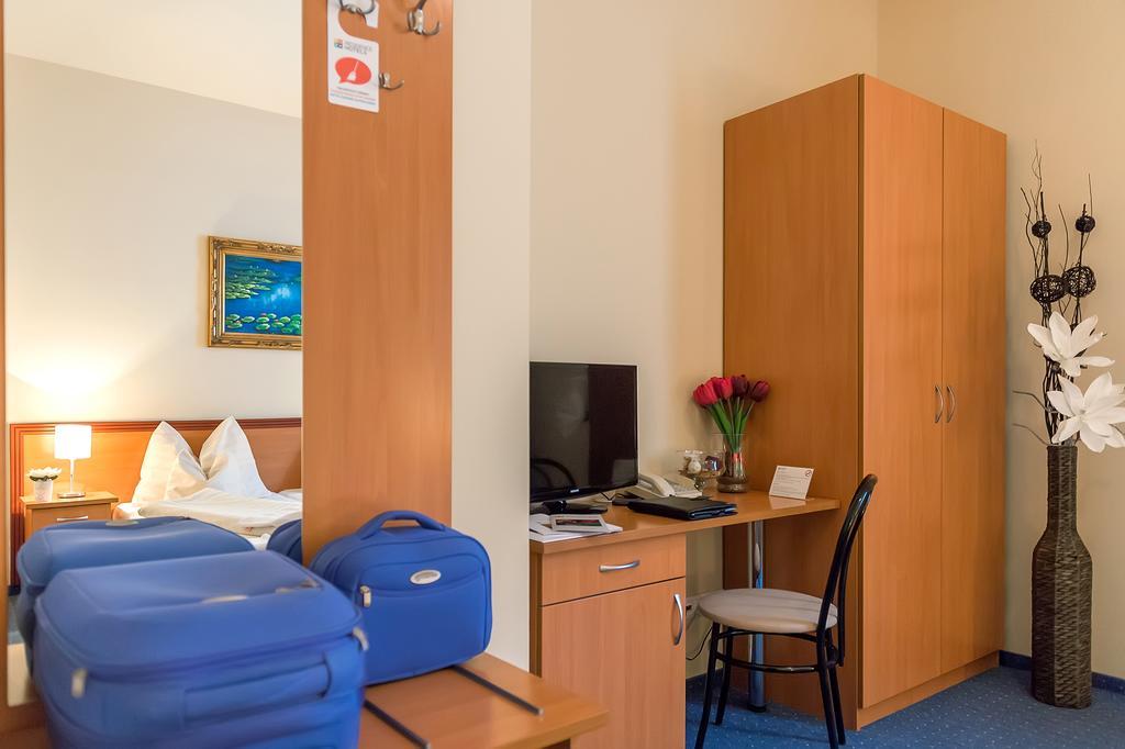 P4W Hotel Residence Сомбатели Екстериор снимка