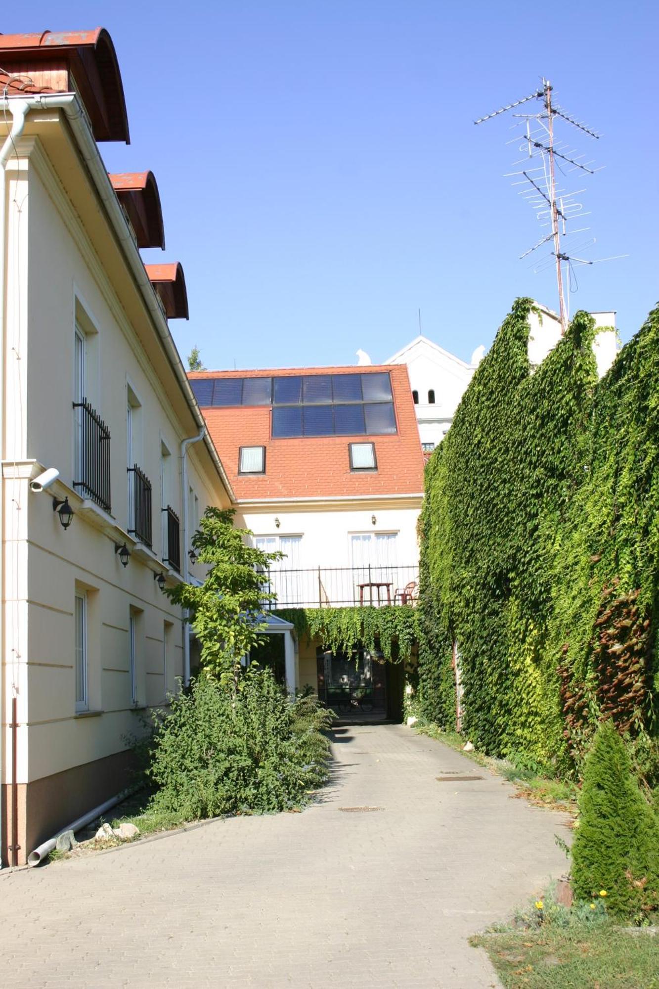 P4W Hotel Residence Сомбатели Екстериор снимка